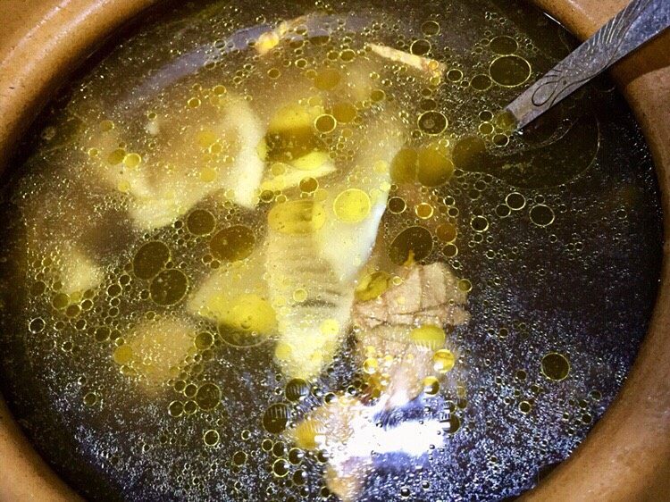 黑熊掌菌鲜笋土鸡汤,再次熬制半小时左右,即可关火