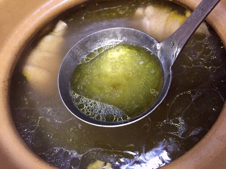 黑熊掌菌鲜笋土鸡汤,熬汤中途需要搅拌,45分钟后汤汁飘出浓浓的鲜美香