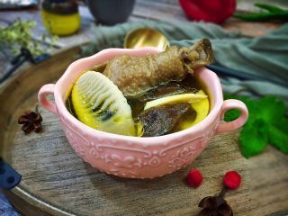 黑熊掌菌鲜笋土鸡汤