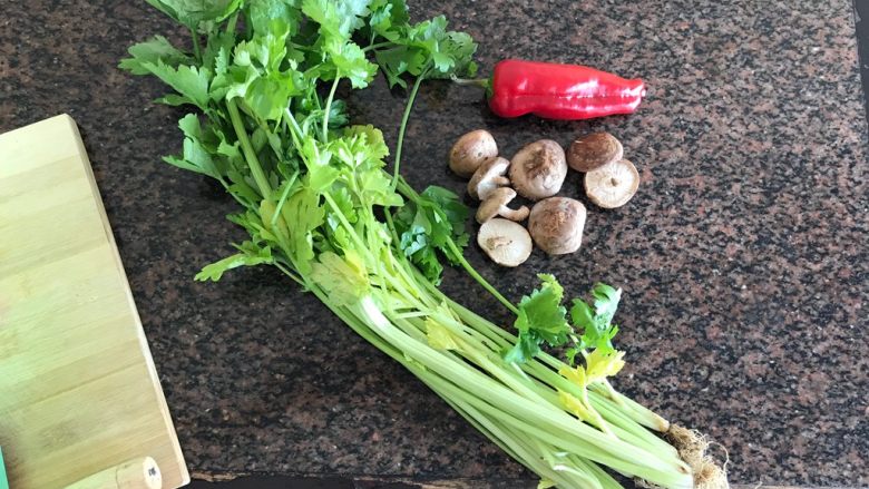 红椒二香(香芹.香菇),首先我们准备好所有食材