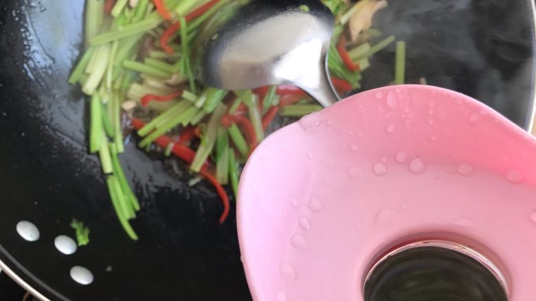 红椒二香(香芹.香菇),加少许热开水