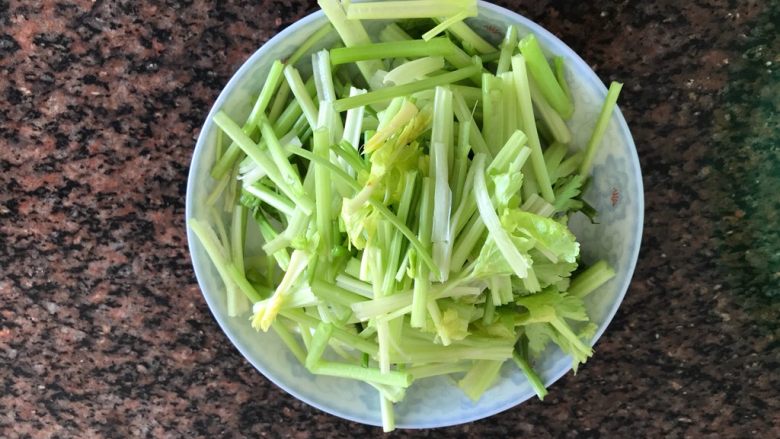 红椒二香(香芹.香菇),全部切好,控干水分,备用