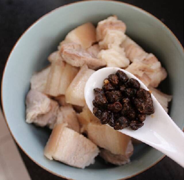 蒸红烧肉,将肉洗干净放在碗里,1斤肉加2勺豆豉