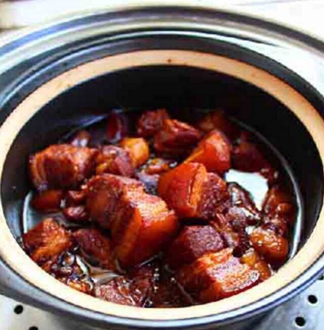 蒸红烧肉,把砂锅放进蒸锅,大火烧开,改中小火蒸两个小时,记住蒸锅里的水一次性放足够了。两个小时后关火,不开砂锅,先焖一会儿。味道更美味呢。