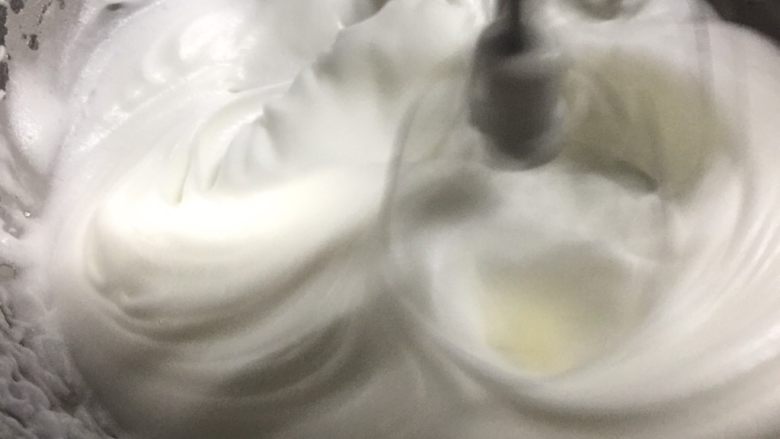 牛油果溶豆(无酸奶版),一直打不要停 满满的变厚
边上的先不管