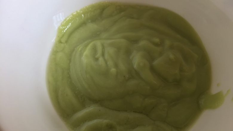 牛油果溶豆(无酸奶版),牛油果去皮去核切小粒加水打至顺滑
注意水要一点一点加,能打至顺滑即可