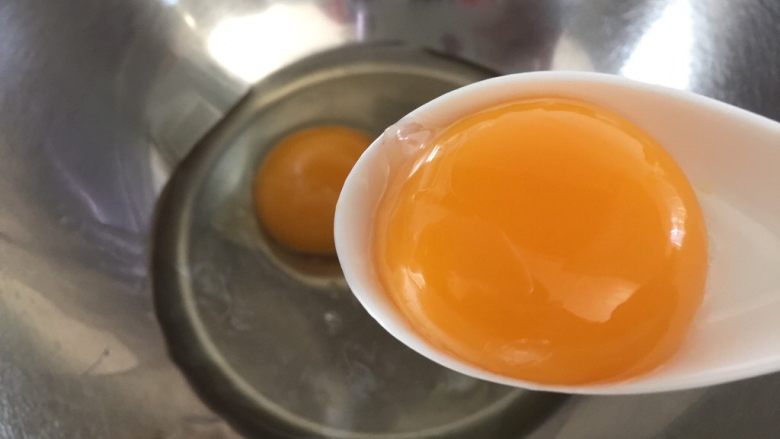 牛油果溶豆(无酸奶版),分离鸡蛋,鸡蛋的大小大概在50-55g,
鸡蛋直接打入无油无水的盆里,用无油无水的勺子舀起蛋黄即可
分离后<a style='color:red;display:inline-block;' href='/shicai/ 17'>蛋清</a>入冷藏,待用