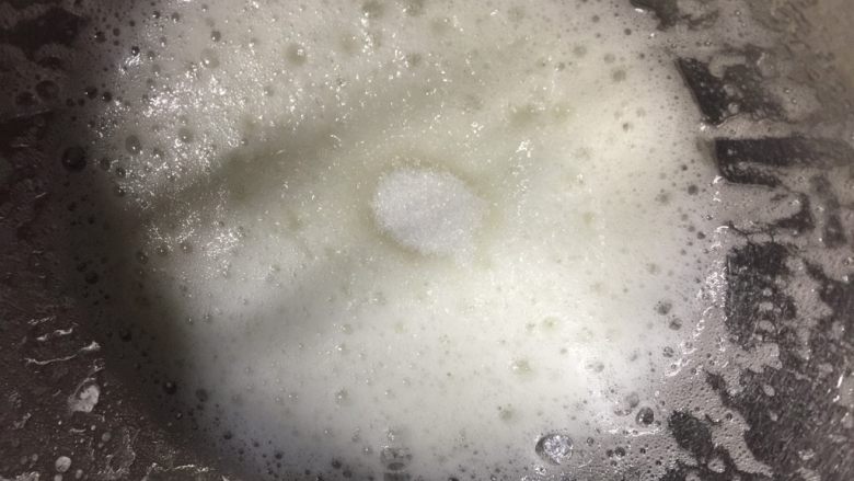牛油果溶豆(无酸奶版),高速打至如图状态将细砂糖一次性加入
刚开始打的时候如果盆大蛋清少不好打就把盆侧一点