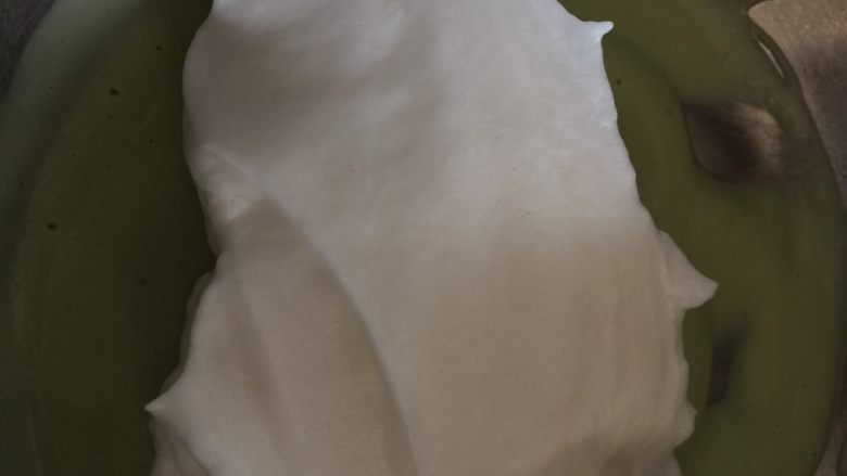 牛油果溶豆(无酸奶版),取三分之一的蛋白霜入混合好的牛油果糊
