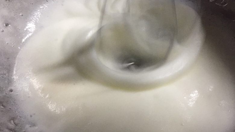 牛油果溶豆(无酸奶版),蛋白霜会慢慢变细腻,打的时候右手划圈打左手转动打蛋盆