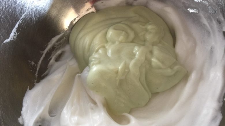 牛油果溶豆(无酸奶版),混合好的倒入剩余的蛋白霜里头 重复上面的切拌动作