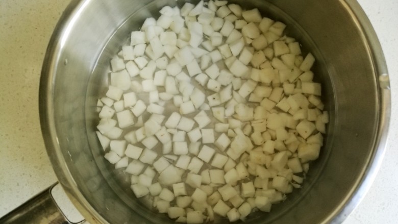 橙梨马蹄爽,把马蹄放入汤锅中,加入300mL左右的清水。