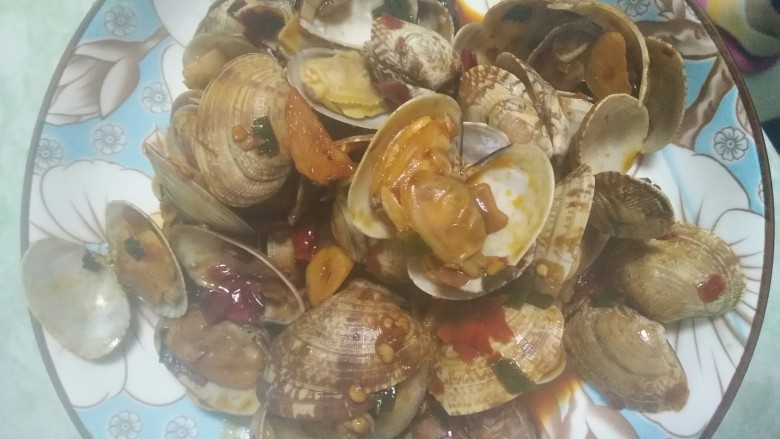 辣炒蛤蜊,辣炒蛤蜊出锅装盘