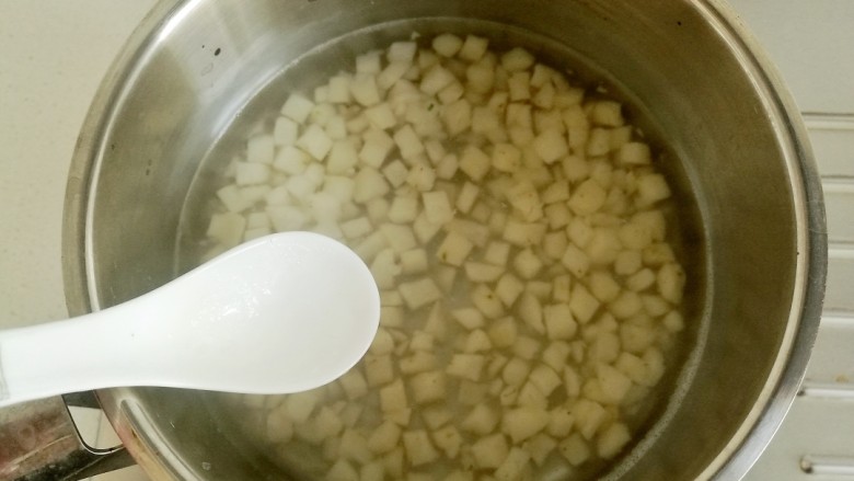 橙梨马蹄爽,中途中用勺子捞去表面的浮沫,煮好后备用。