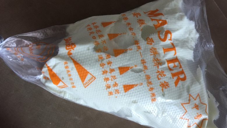牛油果溶豆(无酸奶版),用刮板或手把糊推到前面去
