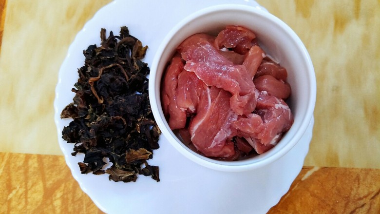 梅菜蒸肉饼(蒸蛋器版),适量的梅菜干,<a style='color:red;display:inline-block;' href='/shicai/ 414'>猪肉</a>,带一点肥也不错