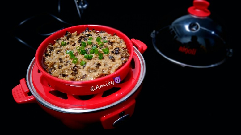 梅菜蒸肉饼(蒸蛋器版),蒸好。撒点葱花就搞定了!
