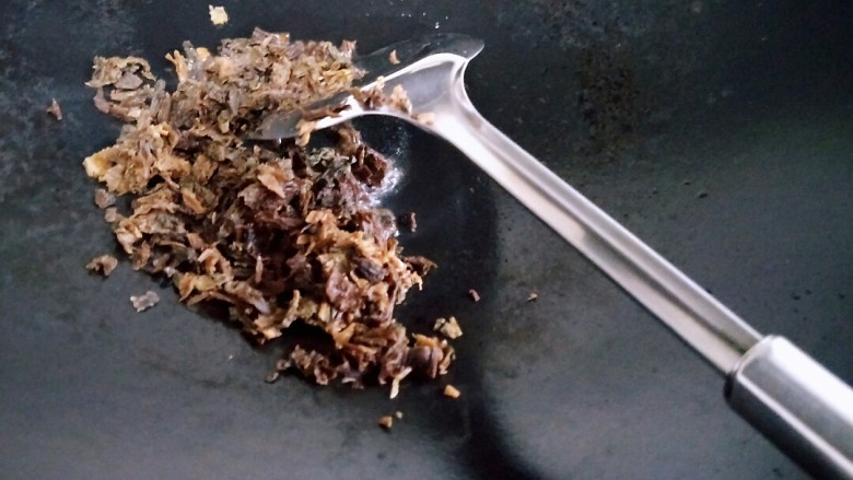 梅菜蒸肉饼(蒸蛋器版),油热放入梅菜干抄下比较香