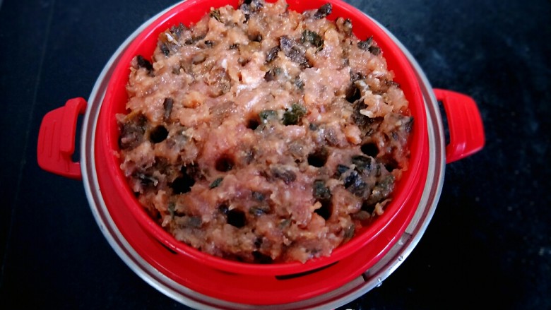 梅菜蒸肉饼(蒸蛋器版),把肉末放小模具盘子。用筷子戳小洞洞。比较容易熟。(像煤球造型)