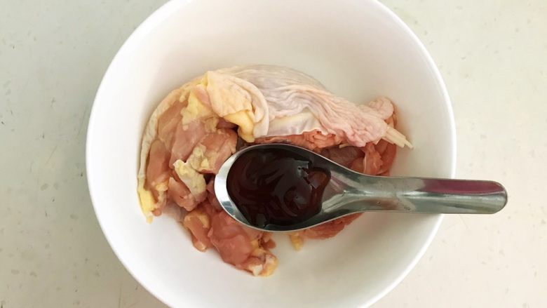 香煎黑椒鸡腿香菇饭,加入1勺<a style='color:red;display:inline-block;' href='/shicai/ 721'>蚝油</a>