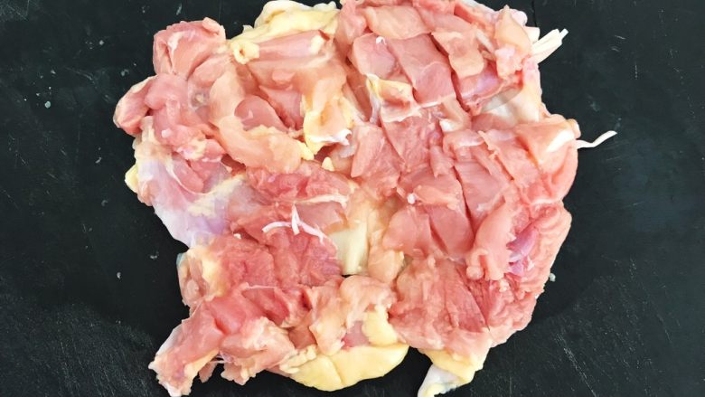 香煎黑椒鸡腿香菇饭,把鸡腿肉横切几刀,便于入味