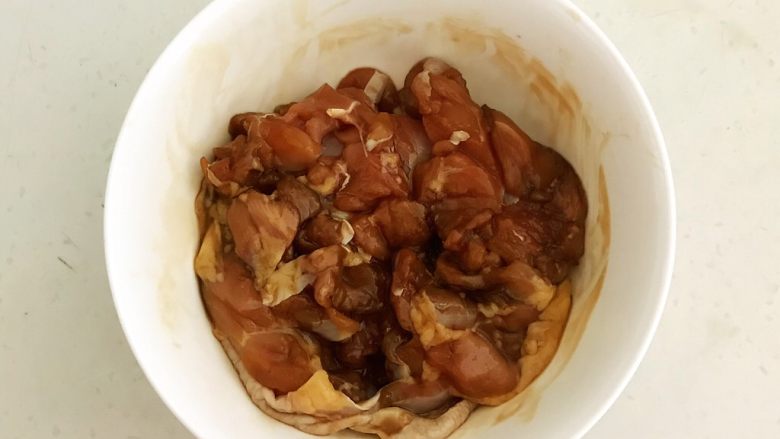 香煎黑椒鸡腿香菇饭,鸡腿肉腌制好了,把葱花和姜片挑出去