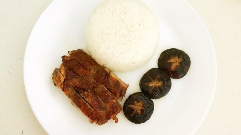 香煎黑椒鸡腿香菇饭,把米饭扣在盘子里,加入黑椒鸡腿和香菇