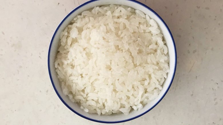 香煎黑椒鸡腿香菇饭,盛出一碗米饭,压实