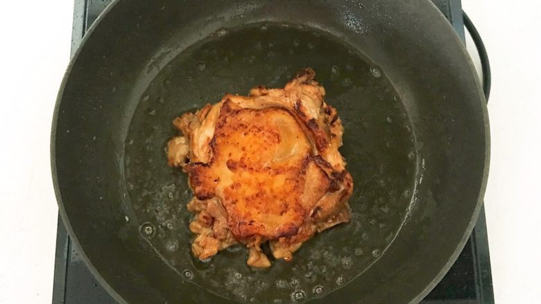 香煎黑椒鸡腿香菇饭,煎制鸡皮金黄就可以翻面,煎制两面金黄即可