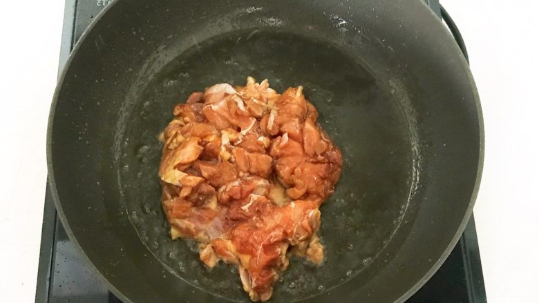 香煎黑椒鸡腿香菇饭,炒锅烧热后加入1勺大豆色拉油,油温6分热的时候放入鸡腿,鸡皮朝下,小火煎制