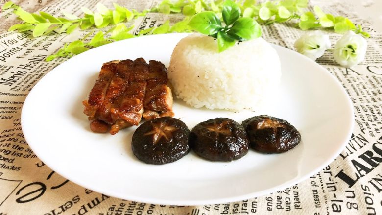 香煎黑椒鸡腿香菇饭,鲜嫩多汁的鸡腿,口感顺滑,味道鲜美的香菇和米饭是绝配~