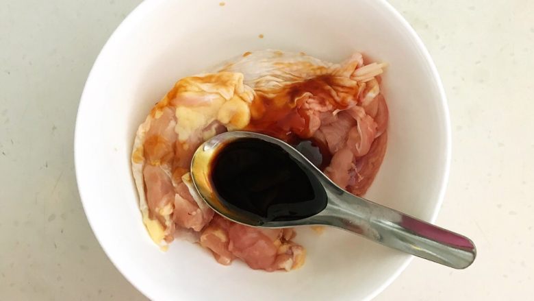 香煎黑椒鸡腿香菇饭,加入1勺豉油,用手抓匀,按摩2分钟