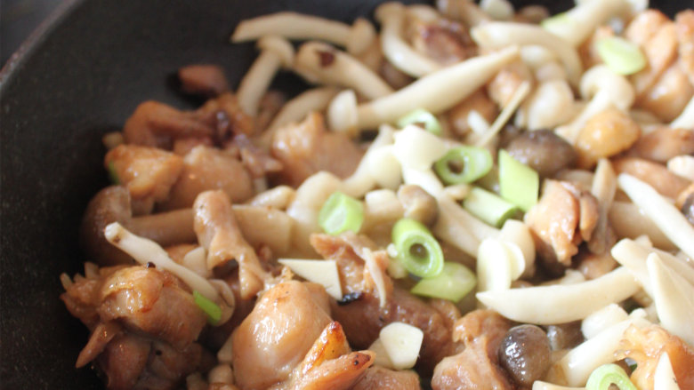 菌菇滑鸡煲仔饭,蘑菇洗净空<a style='color:red;display:inline-block;' href='/shicai/ 156925'>水</a>,平底锅放少许油,把蘑菇和鸡腿肉炒是半熟,盛出备用