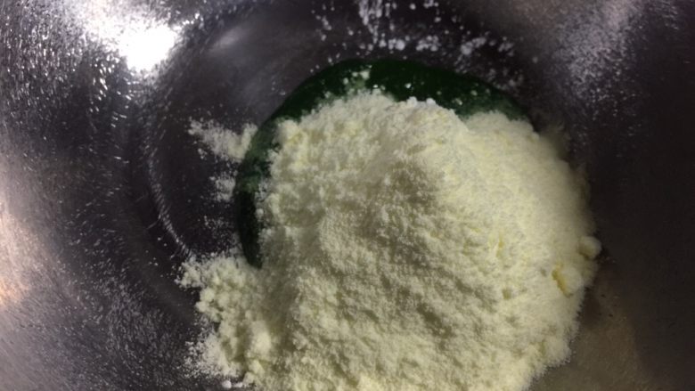 菠菜溶豆(无酸奶版),加入奶粉和淀粉,这一步奶粉和淀粉是否过筛请随意