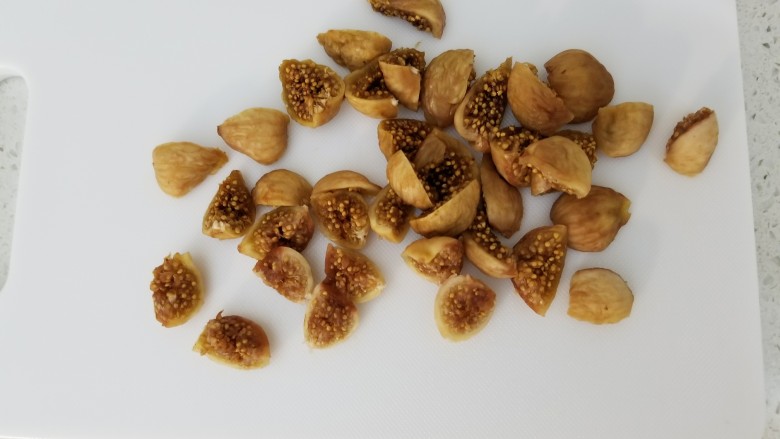 草莓无花果磅蛋糕,无花果用厨房纸巾尽量吸干水分,切小块,我买的无花果个头不大,一个大概切成4块,不要切的太小,酒渍无花果的口感非常赞,放一旁备用
