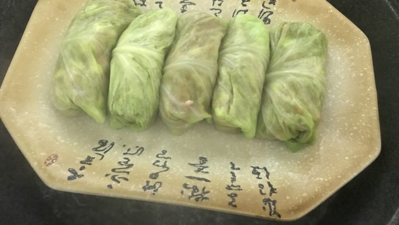 这样荤素搭配极好的,翡翠白玉卷,大火,炒锅烧水,水开后,放入蒸架,把白菜卷放入,盖上盖子,蒸15分钟,蒸好后,取出倒出汁水。另起油锅倒入汁水,加入生抽,盐,<a style='color:red;display:inline-block;' href='/shicai/ 847'>香油</a>再勾薄芡,好了淋到蒸好的白菜卷上。