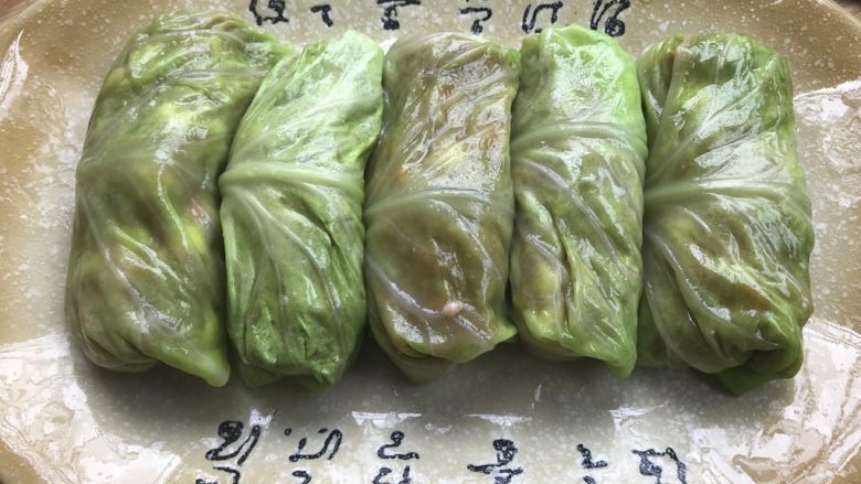 这样荤素搭配极好的,翡翠白玉卷,把白菜卷放入盘中。