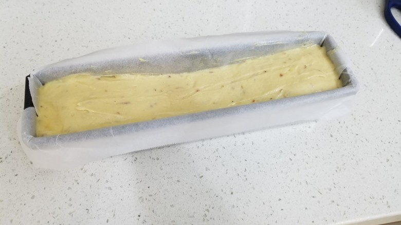 草莓无花果磅蛋糕,磅蛋糕模具铺上油纸,装入面糊,抹成中间高两边低的状态,放入烤箱170度烤50~55分钟,我烤了53分钟,25分钟左右的时候用湿润的刀划一个口,喜欢自然裂纹的也可以不划