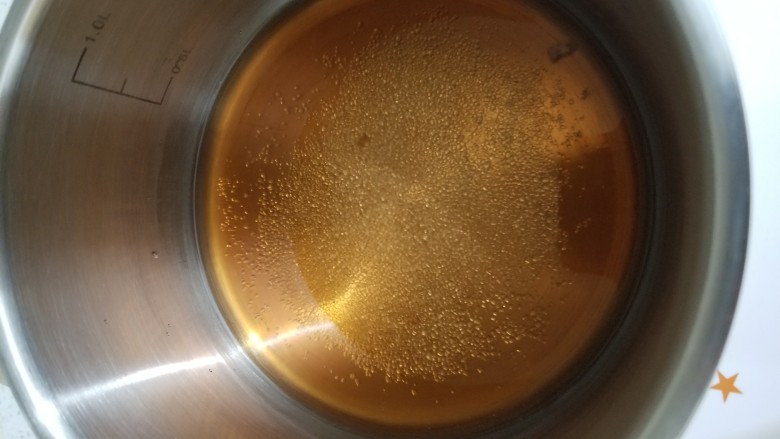 草莓无花果磅蛋糕,烘烤的时候来煮糖水,泡无花果的红酒加20克水和10克细砂糖