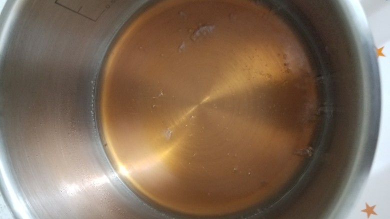 草莓无花果磅蛋糕,中小火煮至稍微沸腾,砂糖融化,关火备用,出炉时趁热刷到磅蛋糕表面,边边角角多刷几次,刷过糖水的磅蛋糕口感湿润不噎,刷好后密封保存