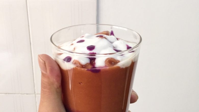 薯汁,用勺子把酸奶放入 把图三的紫薯汁 滴几滴在表皮就OK了 