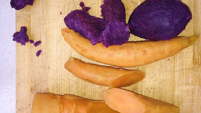 薯汁,熟透 捞起 凉水浸泡 剥皮