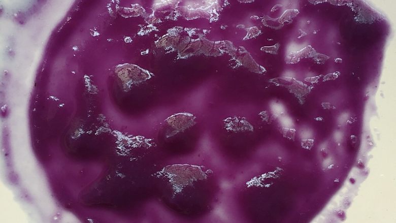 薯汁,放入果汁机加三小勺水一小勺糖打到糊状