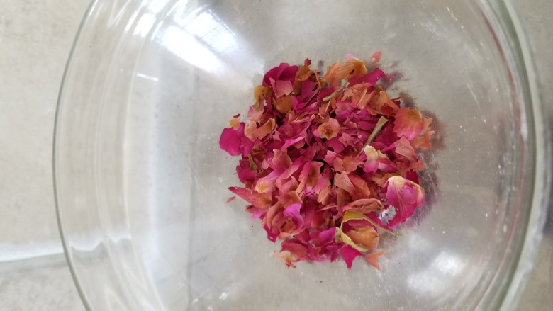 玫瑰奶茶草莓戚风 ,干玫瑰取花瓣备用,去掉花芯和花柄