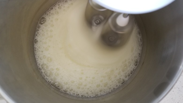 玫瑰奶茶草莓戚风 ,180℃预热烤箱,取出冷冻出一层冰渣的蛋白进行打发,高速打发至粗泡泡时加入三分之一的细砂糖