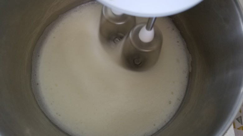 玫瑰奶茶草莓戚风 ,转中速打发至泡泡变细腻时,第二次加入三分之一细砂糖,开始出现纹路时,加入剩余的细砂糖,并转低速打发