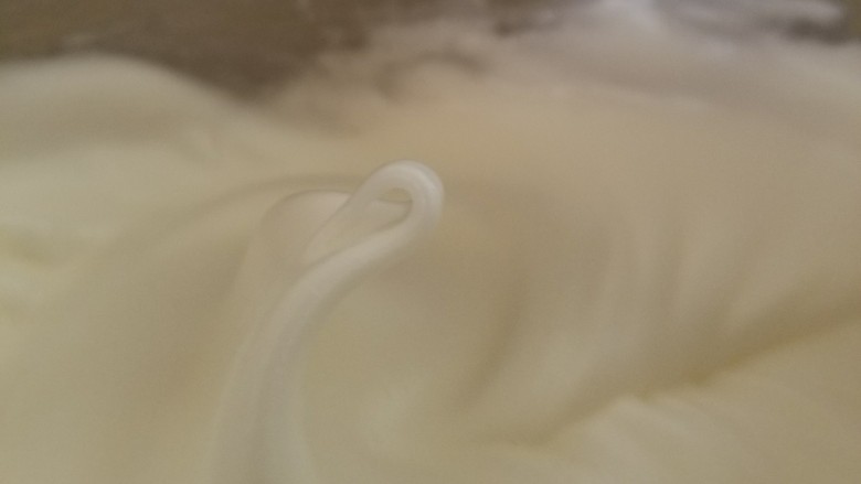 玫瑰奶茶草莓戚风 ,低速打发至可以提起一个小弯钩时,停止打发
