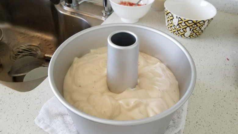 玫瑰奶茶草莓戚风 ,装入模具中,放入预热好的烤箱中,中下层,170度烤40分钟