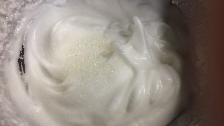 菠菜溶豆(无酸奶版),蛋白霜打到这样 有纹路但不是很硬的时候一次性加入细砂糖,继续打发