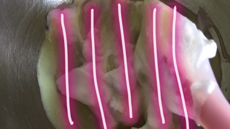 菠菜溶豆(无酸奶版),把菠菜糊翻上来然后刮刀切切切(图为牛油果溶豆的,将就看哈)